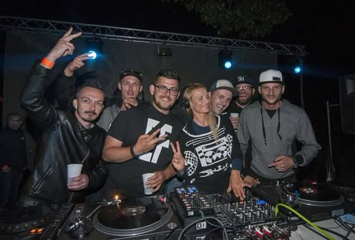 Detail dvou DJs ve sluchátkách pod stage světly