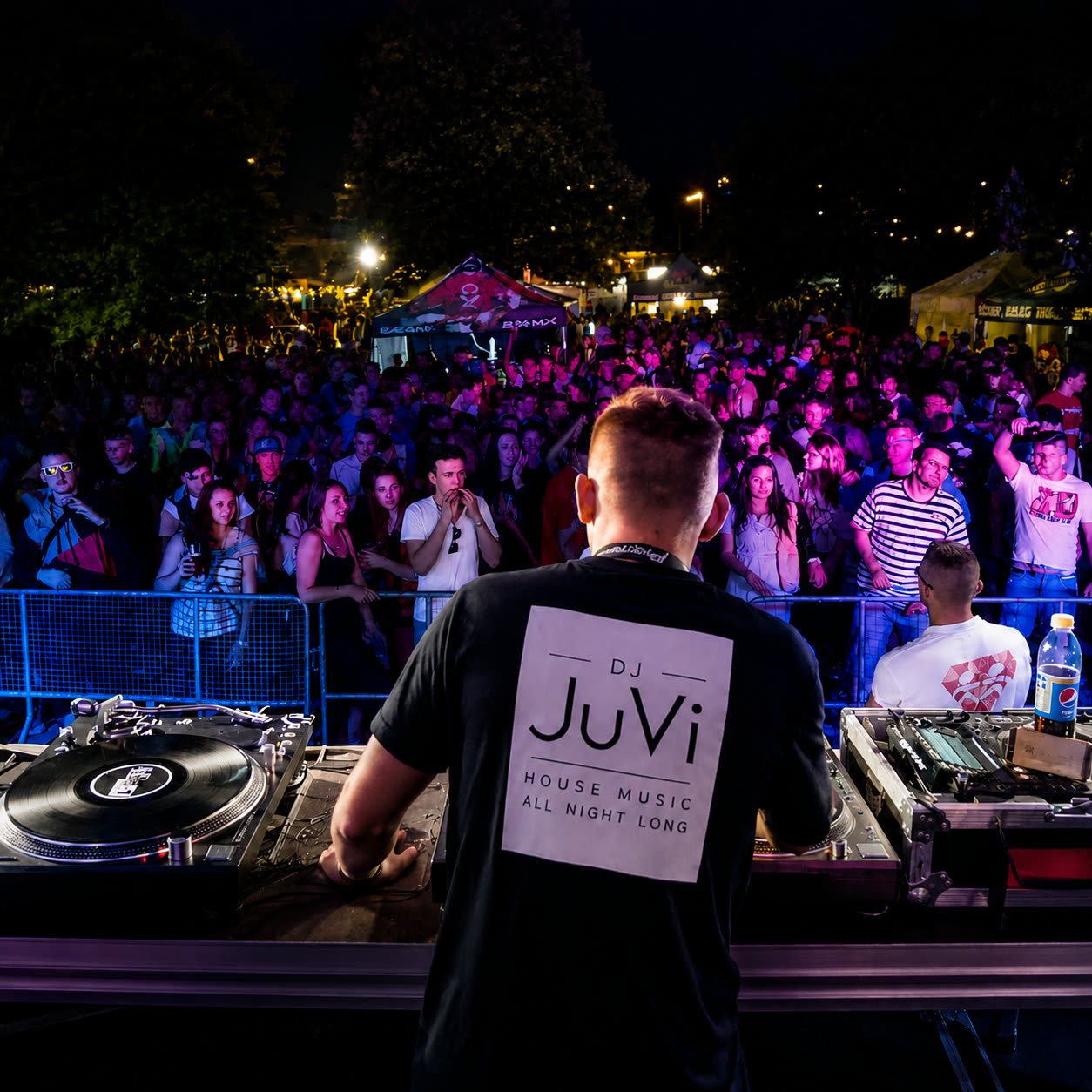 DJ JuVi — zády k davu, open-air